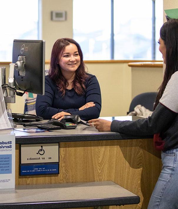 网赌正规真人实体在线平台 employee assisting student